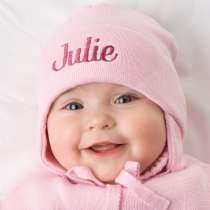Babymütze mit Namen bestickt, in Hellblau oder Rosa in den Größen 0-1 Jahr und 1-3 Jahre.