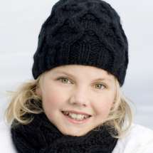 Woll-Mütze Silje mit breitem Zopfmuster in schwarz oder weiß.