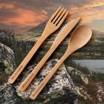 <p>Das Besteck, das Sie beim nächsten Ausflug mitnehmen möchten!</p>

<p>Praktisches Bambusbesteck bestehend aus Messer, Gabel und Löffel. Geliefert in einem schönen Etui aus Filzmaterial. Mit eingraviertem Namen auf allen drei Teilen ist dies das perfekte Geschenk für alle, die gerne kurze oder lange Ausflüge in unsere eigene schöne Natur unternehmen!</p>