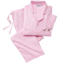 Pyjama mit eingestickten Namen oder Initialen aus Baumwolle in Hellblau oder Rosa.