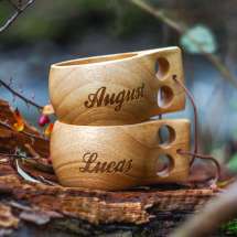 Holzbecher mit Lederband. Stilvolles Design und einfach zu halten. Lasergravur mit optionalem Namen:
