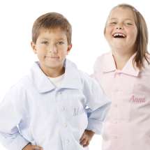 Pyjama mit eingestickten Namen oder Initialen aus Baumwolle in Hellblau oder Rosa.